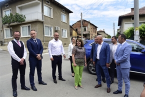 Министър Коритарова инспектира строителството на два инфраструктурни обекти в Община Симитли 
