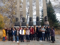 Дарение на ученици за паметник на Иван Вазов в Сливница