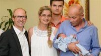 Бебето, родено в самолет, се прибра в България