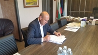 Кметът Иван Алексиев подписа договор за реконструкция на водоснабдителните системи на селата Бата и Страцин