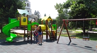 Нова детска площадка е монтирана в центъра на Луковит