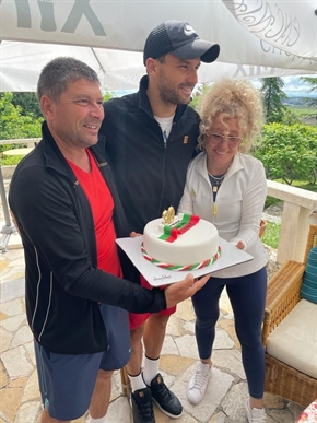  Семейството на Григор го зарадва с красива торта за рождения ден