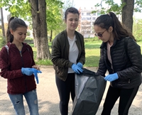 Ученици почистиха Градската градина в Луковит