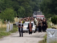 Със снимка на Ембака в ръце легионерите, колеги на убития Ники Чивиев се заклеха пред ковчега му да отмъстят /снимки/