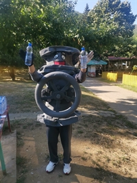 Талисманът на Музей на водата в Благоевград– Кранчо раздава вода в парк „Бачиново“